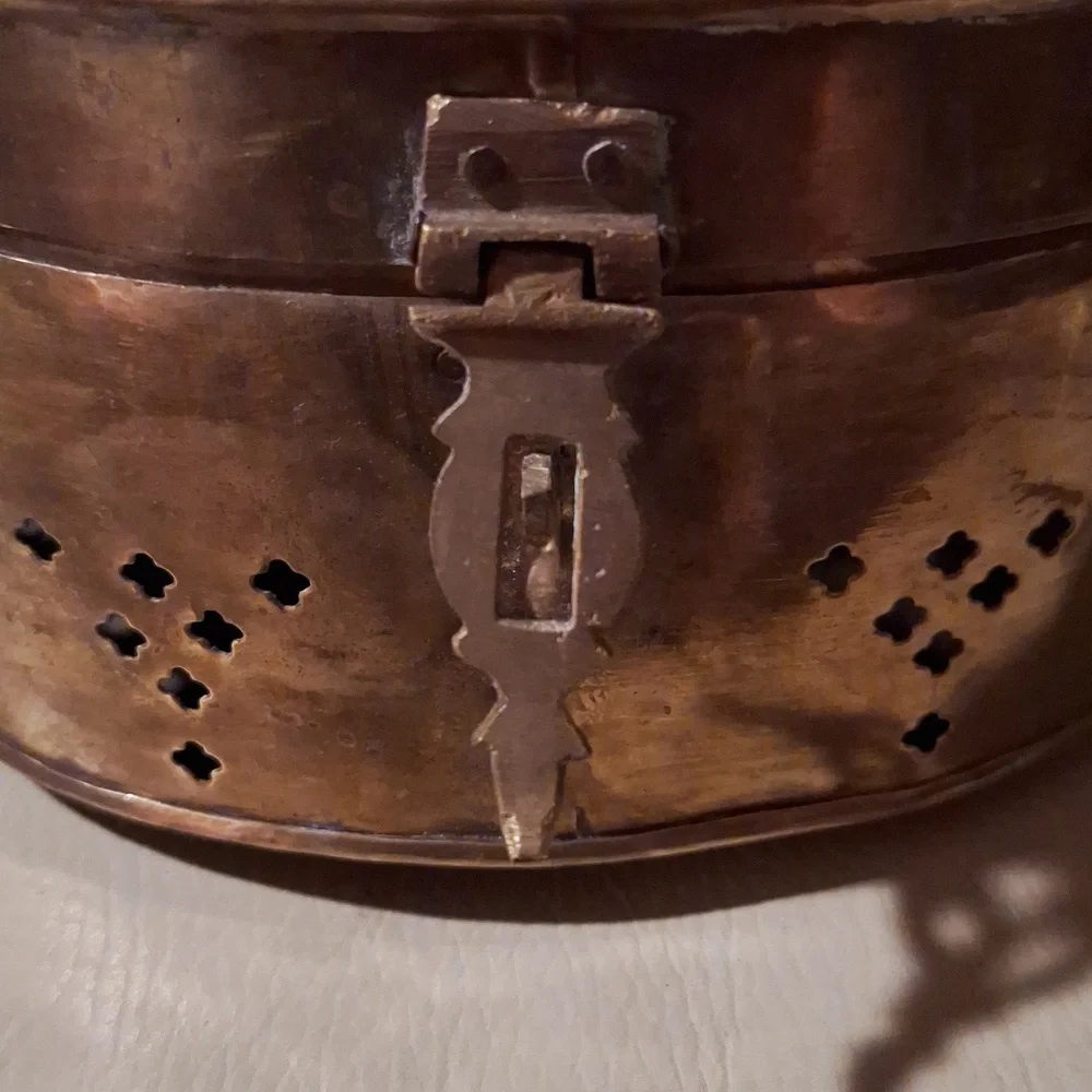 Vintage brass cricket box top handle pierced sides hinged lid decor - Picture 8 of 15